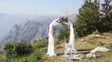 Dağlarda bir düğün. Düğün arch töreni için
