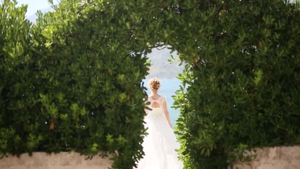 Braut in einem Bogen aus Blättern. Hochzeit in Montenegro — Stockvideo