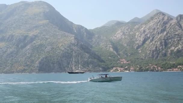 Båt i fjärden av Kotor. Montenegro, vattnet i Adriatiska havet — Stockvideo