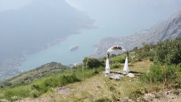 Ένας γάμος στα βουνά. Αψίδα γάμου για την τελετή για την — Αρχείο Βίντεο
