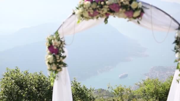 Una boda en las montañas. Arco de boda para la ceremonia en el — Vídeos de Stock