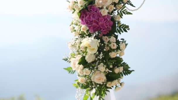 Un mariage dans les montagnes. Arc de mariage pour la cérémonie sur la 