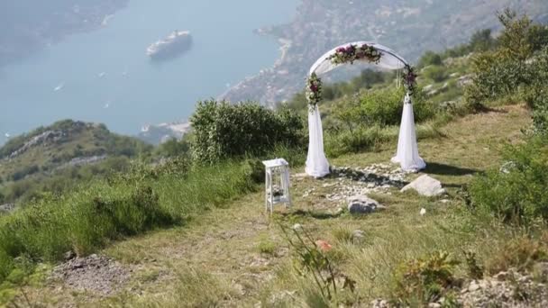 Una boda en las montañas. Arco de boda para la ceremonia en el — Vídeos de Stock