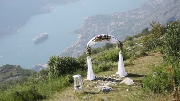 Una boda en las montañas. Arco de boda para la ceremonia en el — Vídeo de stock