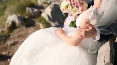 Damat gelini dağlarda kucaklar. Monten düğün