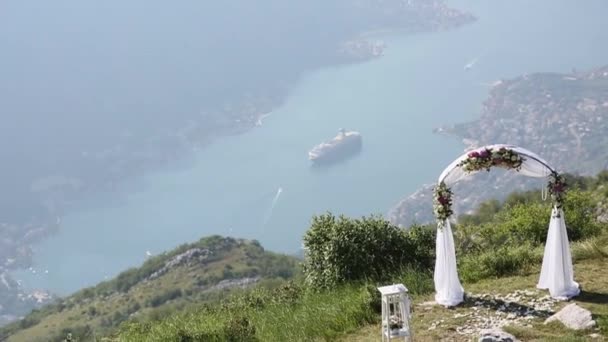 Una boda en las montañas. Arco de boda para la ceremonia en el — Vídeo de stock