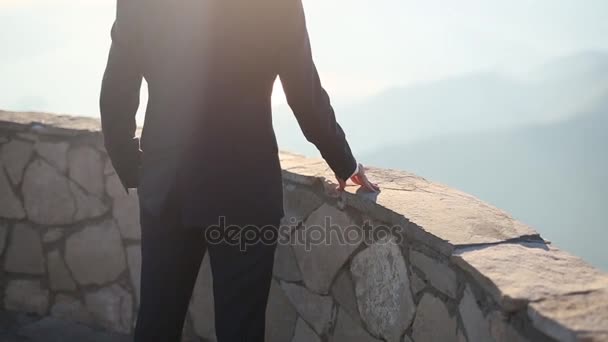 Mãos do noivo em uma borda de pedra — Vídeo de Stock