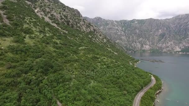De weg in de bergen van Montenegro — Stockvideo