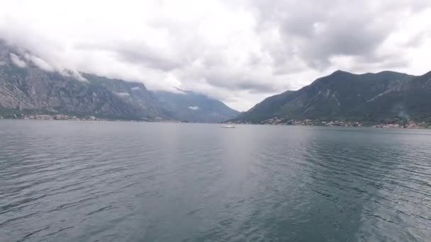 O iate na Baía de Kotor, drone fotografia aérea, Adriati — Vídeo de Stock