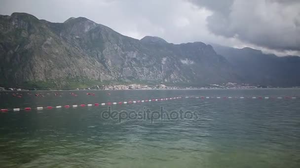 Baia di Kotor in Montenegro. Montagne e canyon, mare . — Video Stock