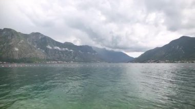 Kotor Koyu'ndaki Karadağ. Dağlar ve kanyonlar, deniz.