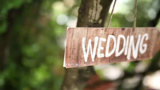 De tablet bruiloft op een olijfboom. Huwelijksdecoratie. — Stockvideo