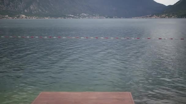 Kotor Koyu'ndaki Karadağ. Dağlar ve kanyonlar, deniz. — Stok video