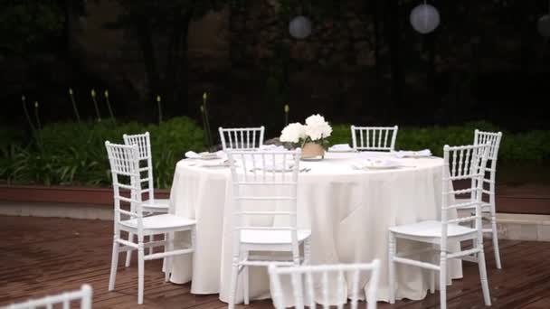 Столы на свадебном банкете. Свадебные украшения. Свадьба в т — стоковое видео