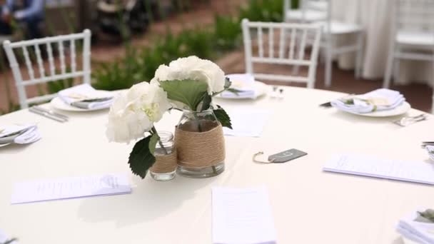 Mesas no banquete de casamento. Decorações de casamento. Casamento em t — Vídeo de Stock