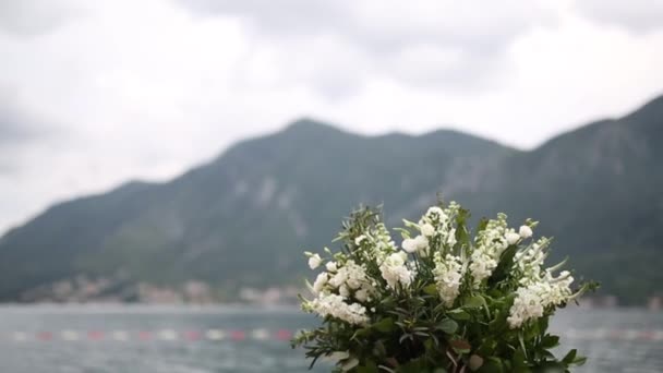 Bílé květinové kompozice na svatbě v Černé hoře. Svatba — Stock video
