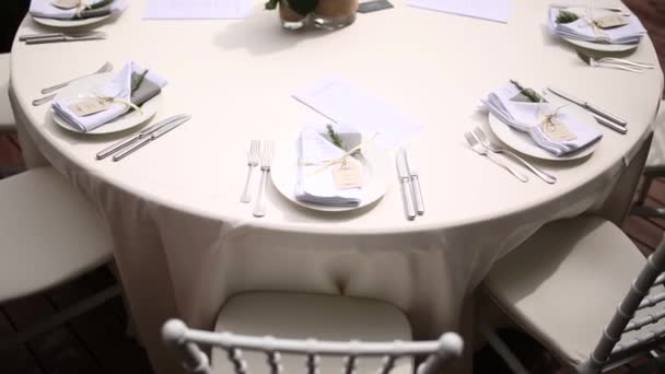 Mesas no banquete de casamento. Decorações de casamento. Casamento em t — Vídeo de Stock