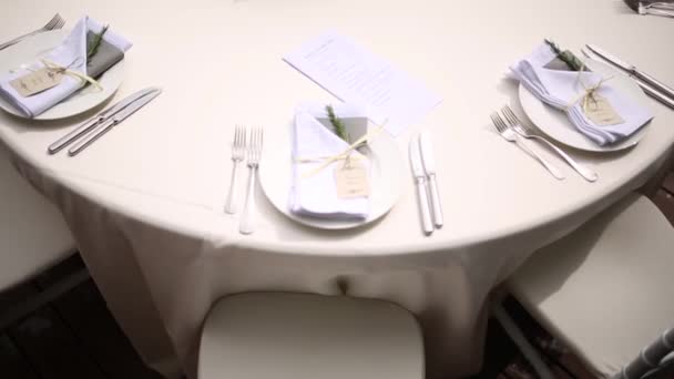 Mesas no banquete de casamento. Decorações de casamento. Casamento em t — Vídeo de Stock