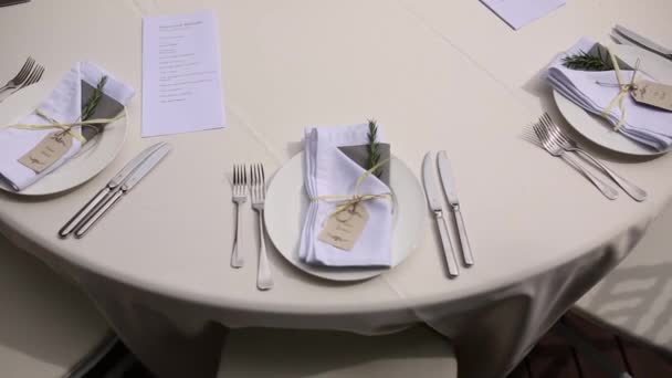 Mesas no banquete de casamento. Decorações de casamento. Casamento em t — Vídeo de Stock