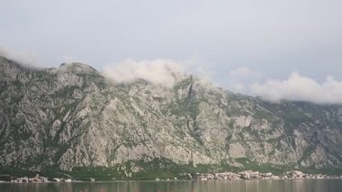 Kotor Koyu'ndaki Karadağ. Dağlar ve kanyonlar, deniz.