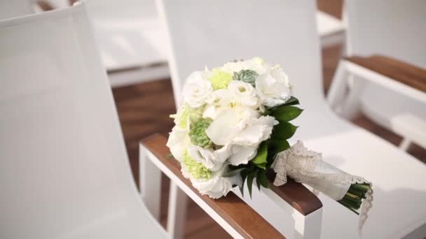 Свадебный букет из роз и эвкалипта на столе. Свадьба в Мо — стоковое видео