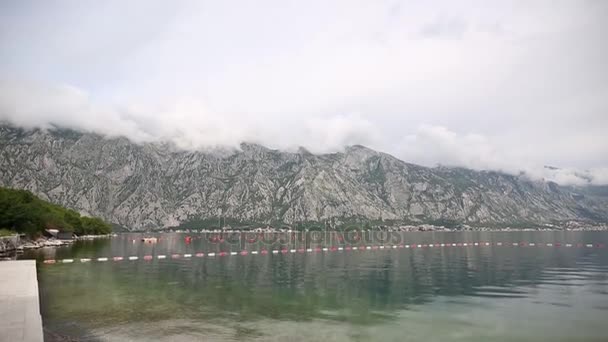 Boerderij voor teelt van mosselen in Montenegro, in de baai van Kot — Stockvideo