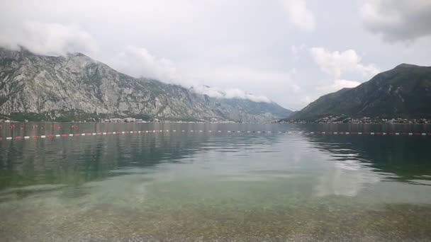 Kotor Bay em Montenegro. Montanhas e desfiladeiros, mar . — Vídeo de Stock