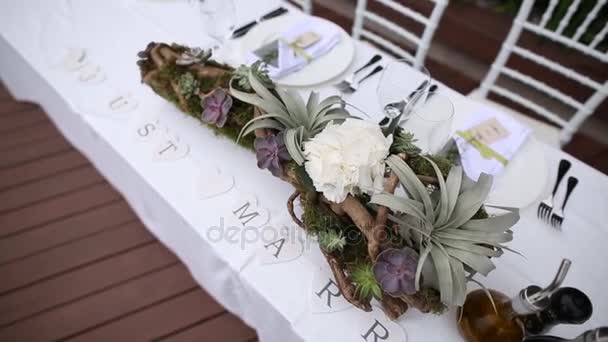 Mesas en el banquete de bodas. Decoraciones de boda. Boda en t — Vídeos de Stock