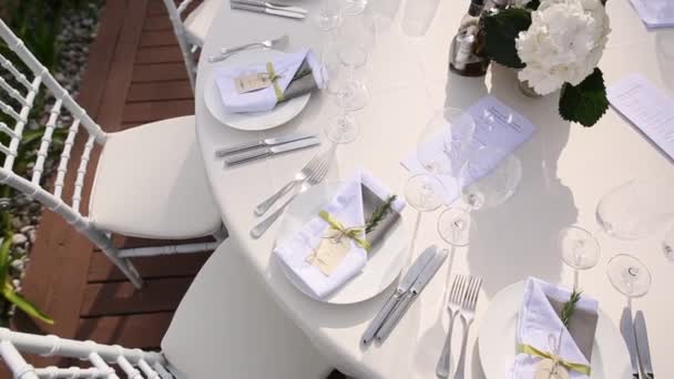 Mesas no banquete de casamento. Decorações de casamento. Casamento em t — Vídeo de Stock