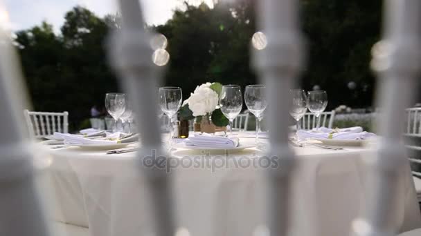 Tabulky na svatební hostině. Svatební dekorace. Svatba na t — Stock video