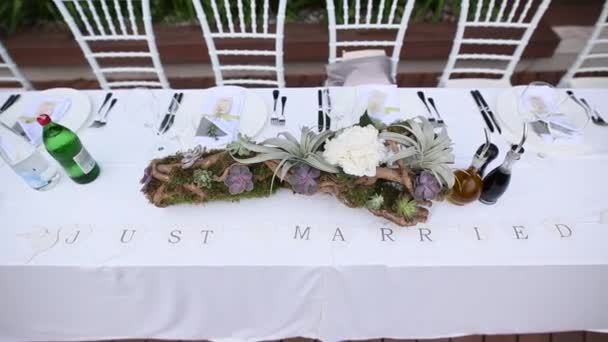 Mesas no banquete de casamento. Decorações de casamento. Casamento em t — Vídeo de Stock