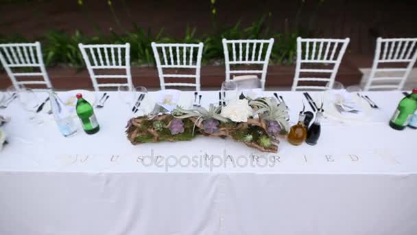 Mesas no banquete de casamento. Decorações de casamento. Casamento em t — Vídeo de Stock