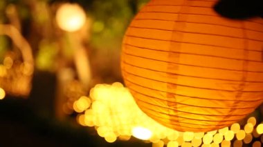 Yuvarlak kağıt fenerler. Düğün süslemeleri