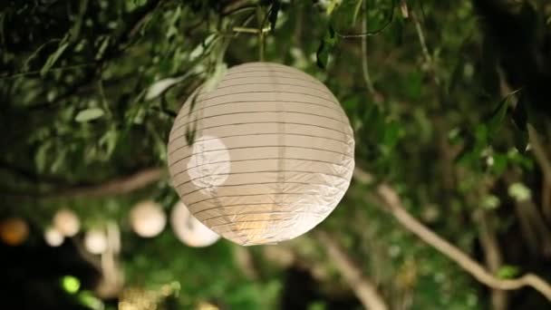 Kerek papír lampion. Esküvői dekoráció — Stock videók