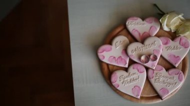 Kalp şeklinde kurabiyeler. Yazıtlar düğün. Pembe tanımlama bilgisi