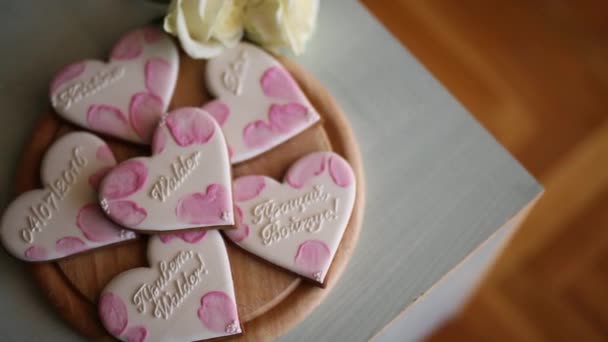Cookies in the form of hearts. Wedding inscriptions. Pink cookie — Stock Video