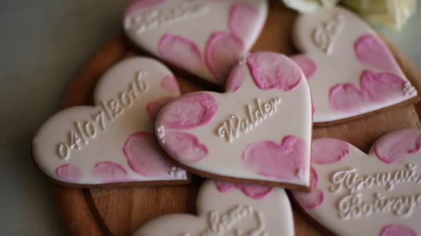 Galletas en forma de corazones. Inscripciones de boda. Galleta rosa — Vídeo de stock