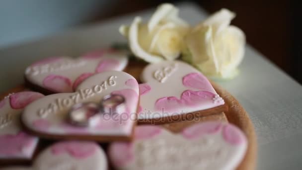 Cookies in the form of hearts. Wedding inscriptions. Pink cookie — Stock Video