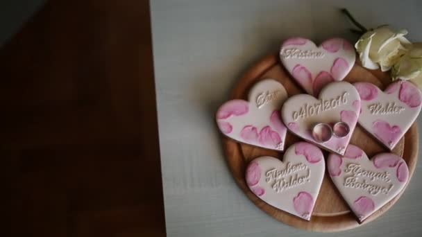 Kakor i form av hjärtan. Bröllop inskriptioner. Rosa cookie — Stockvideo