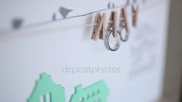 Düğün halkalar clothespins dönüştürün. Takı, düğün. — Stok video