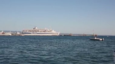 Büyük cruise gömlekleri Split iskelede demirleyen