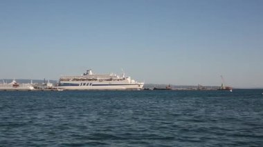 Büyük cruise gömlekleri Split iskelede demirleyen