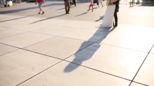 Η σκιά του ζευγαριού στο πάτωμα. Σιλουέτα της σκιάς — Αρχείο Βίντεο