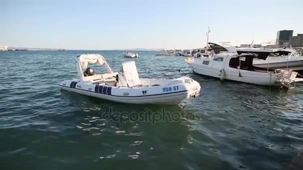 Bateaux sur un quai de bateau à Split — Video