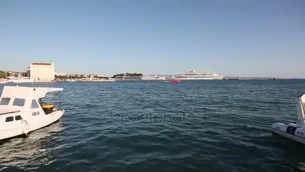 Enormes cruceros están amarrados en el muelle en Split — Vídeo de stock