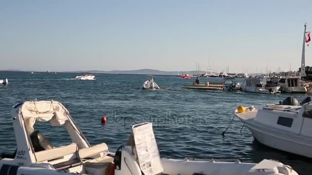 Boten op een boot dok in Split — Stockvideo