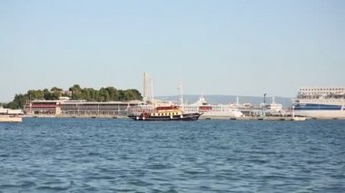 Büyük cruise gömlekleri Split iskelede demirleyen