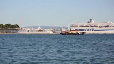 Büyük cruise gömlekleri Split iskelede demirleyen