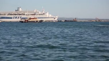Büyük cruise gömlekleri Split iskelede demirleyen