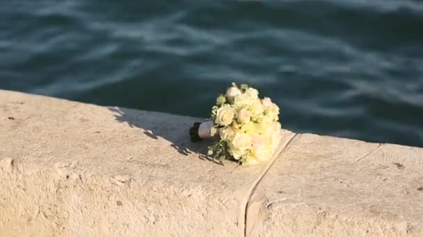 Bouquet da sposa di rose ed eucalipto su un ormeggio di mare. Matrimonio io — Video Stock